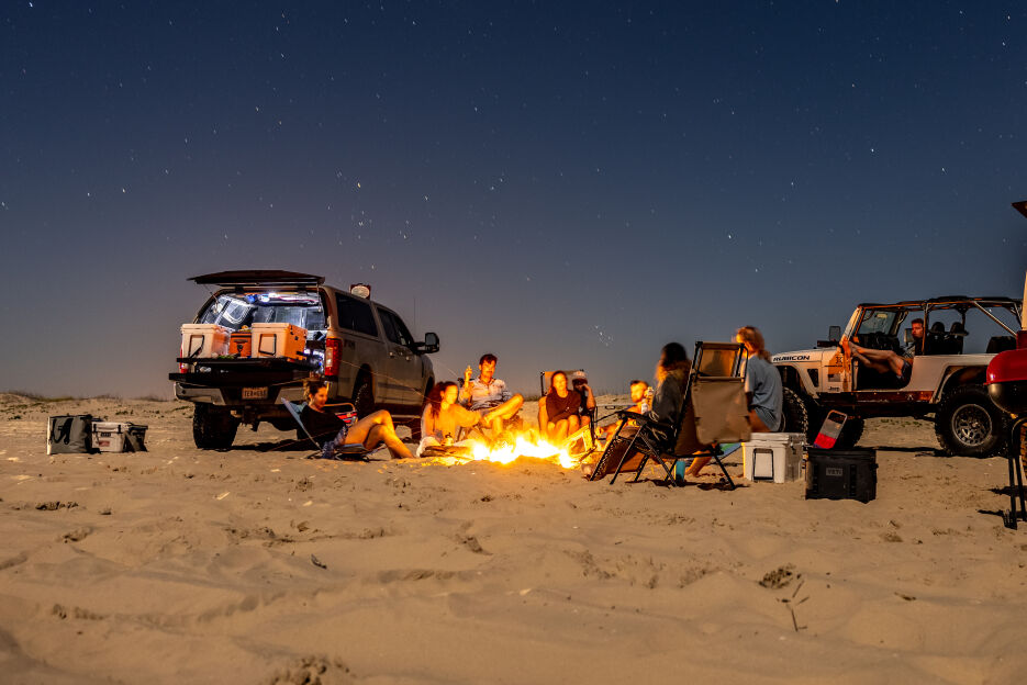 LEER-100R-Toytota-tacoma-2020-lifestyle-beach-fire.jpg