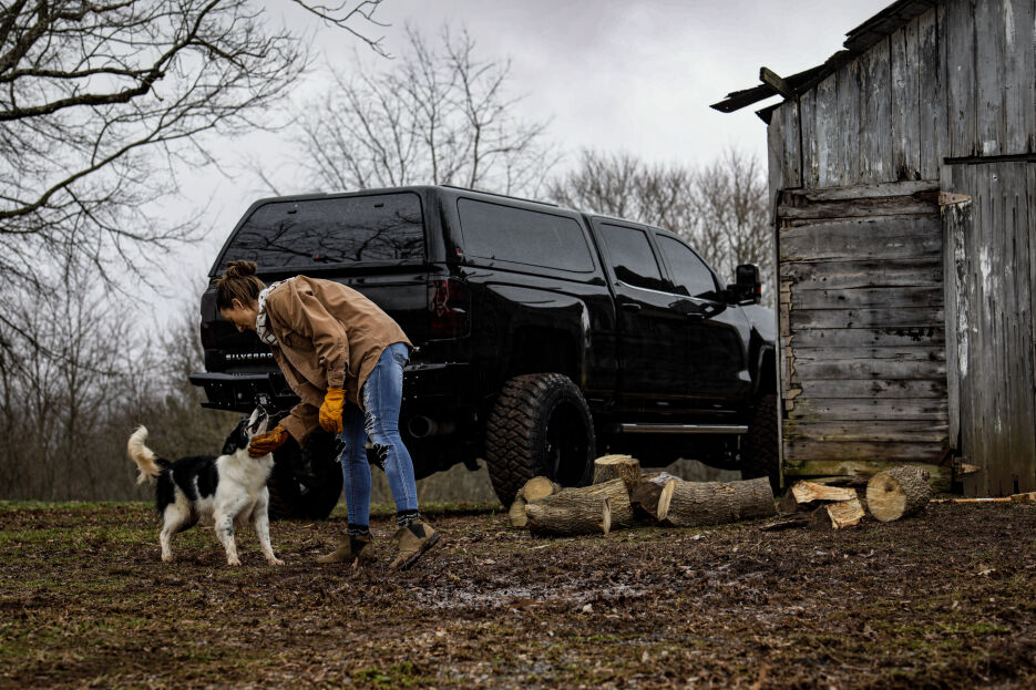 Leer-100XQ-Chevy-2018-Black-PS-3-4-Rear-Shed-Dog.jpg