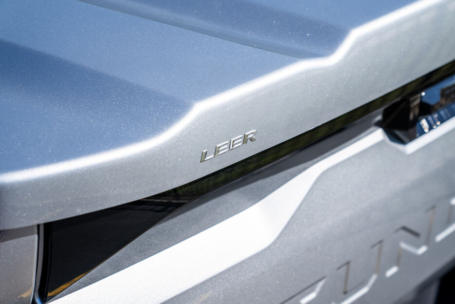 Leer_700Fiberglass_Tonneau_121.jpg
