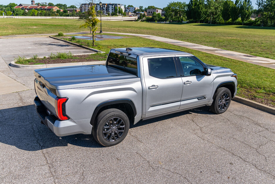 Leer_700Fiberglass_Tonneau_2.jpg