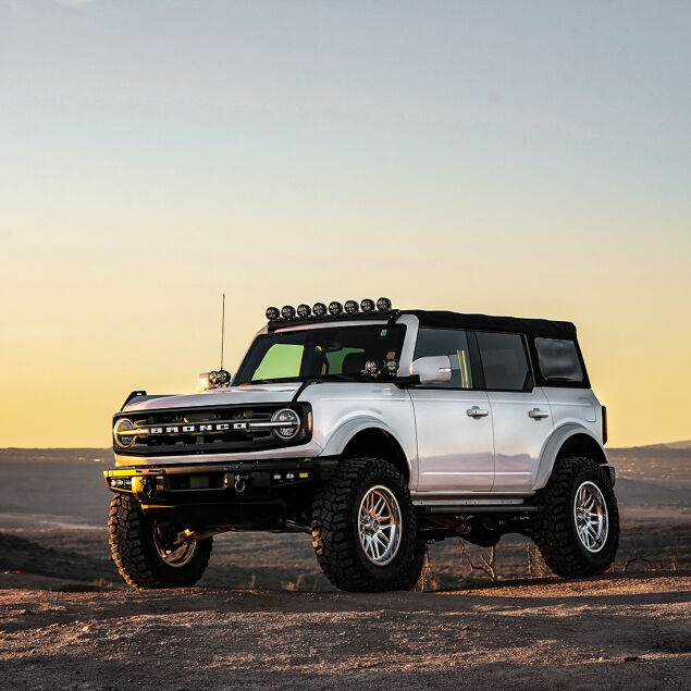 RIG46729-Bronco_Roof-Pod_Mount-Lifestyle-02.jpg