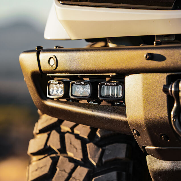 RIG46731-Bronco_Bumper_Fog_Mount-Lifestyle-01.jpg