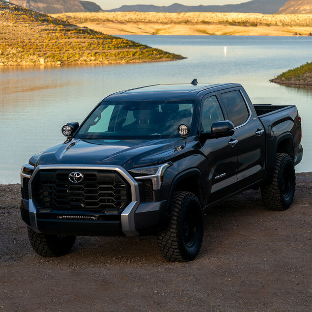 RIG46806-2022-Tundra-360-6in-Kit-Lifestyle-02.jpg
