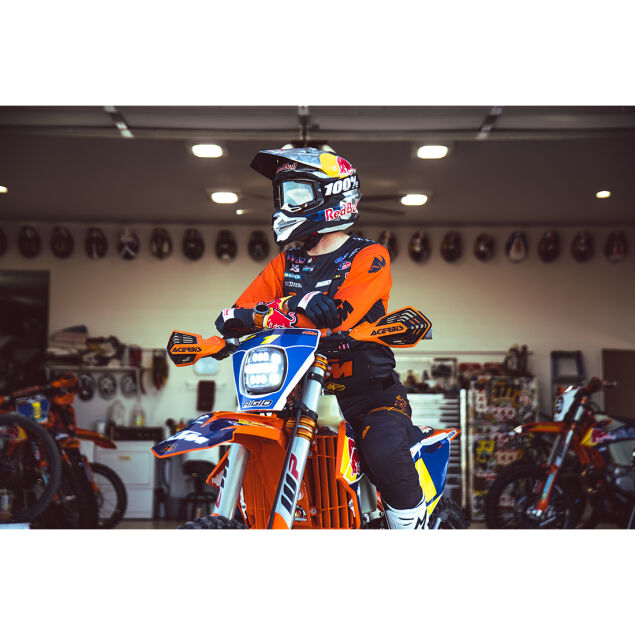 RIGAdapt_XE_Extreme_Enduro_LED_Lifestyle_01.jpg