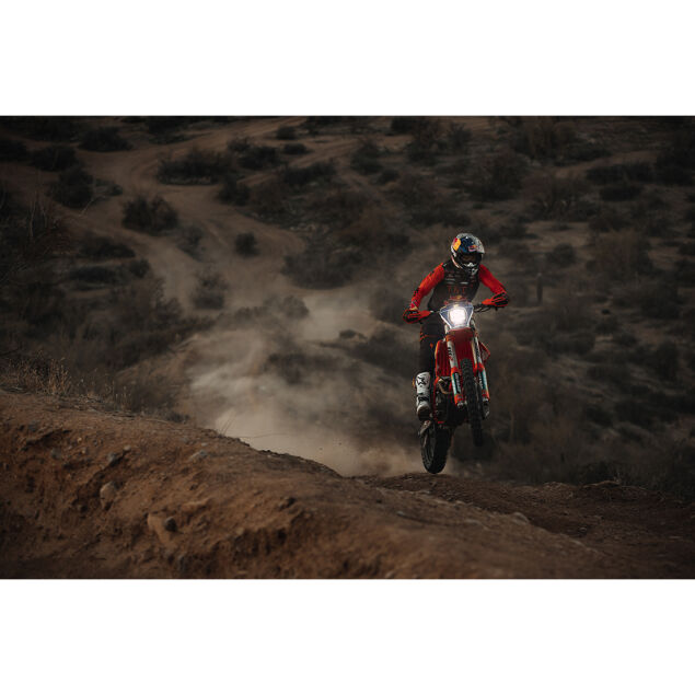 RIGAdapt_XE_Extreme_Enduro_LED_Lifestyle_02.jpg