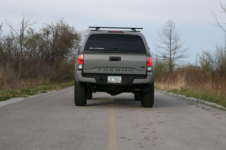 SnugTop-Rebel-Toyota-tacoma-2021-gray-lifestyle-19.jpg