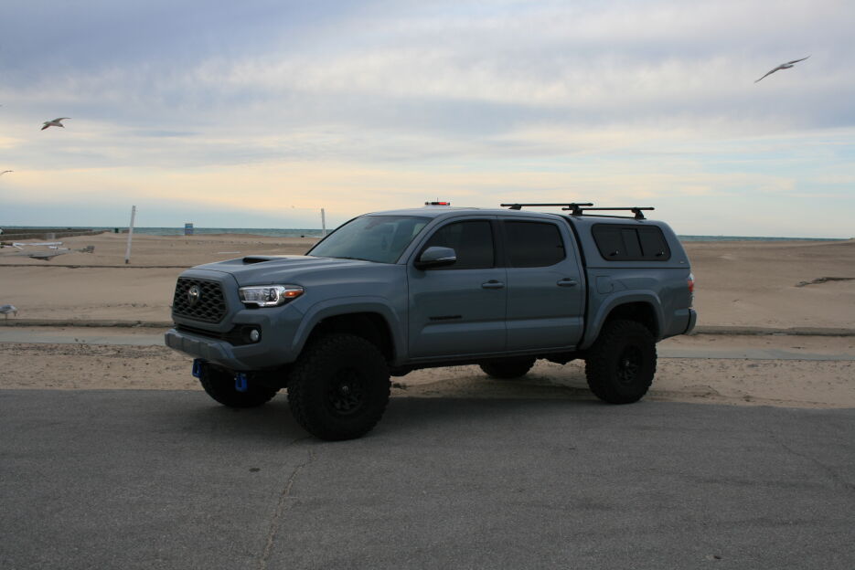 SnugTop-Rebel-Toyota-tacoma-2021-gray-lifestyle-28.jpg