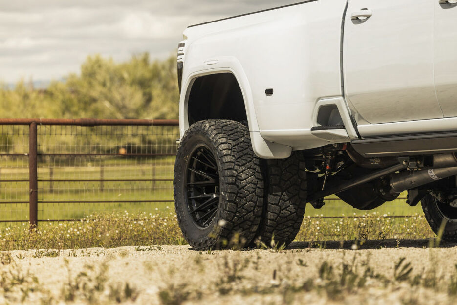 fuel-off-road-catalyst-fc406-matte-black-gloss-black-lip-22x8-(3).jpg