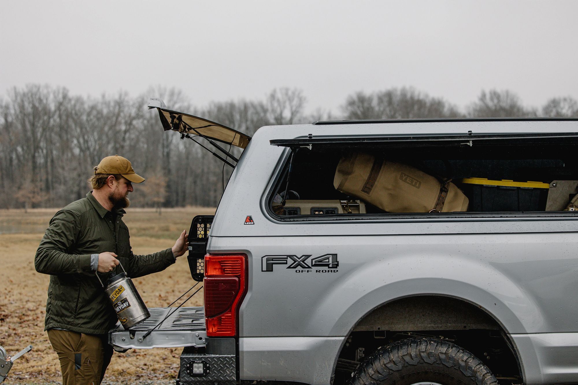 Pickup truck equipped with a LEER fiberglass truck cap